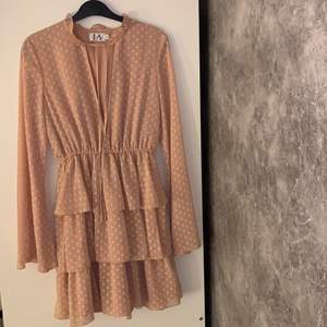 Säljer min jätte fina rosa/beige volang klänning från Linn Ahlborgs första kollektion med Nakd🥰 Använd endast en gång på en skolavslutning 💖 Nypris 599, säljer för 150kr! Stl S