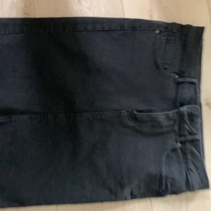 Jenskjol - Svart jeanskjol, med fransar nedtill. Aldrig använd. Säljer för att jag har så många andra. 