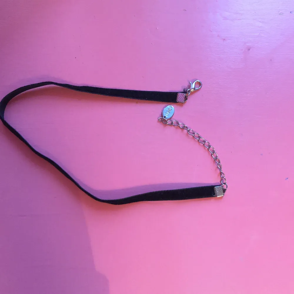 Svart mjuk choker. Osäker på frakten . Accessoarer.