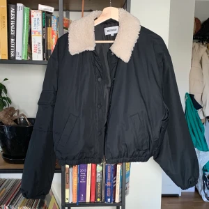 Jacka  - Croppad jacka från Weekday som ny, använd 1-2 ggr ✨