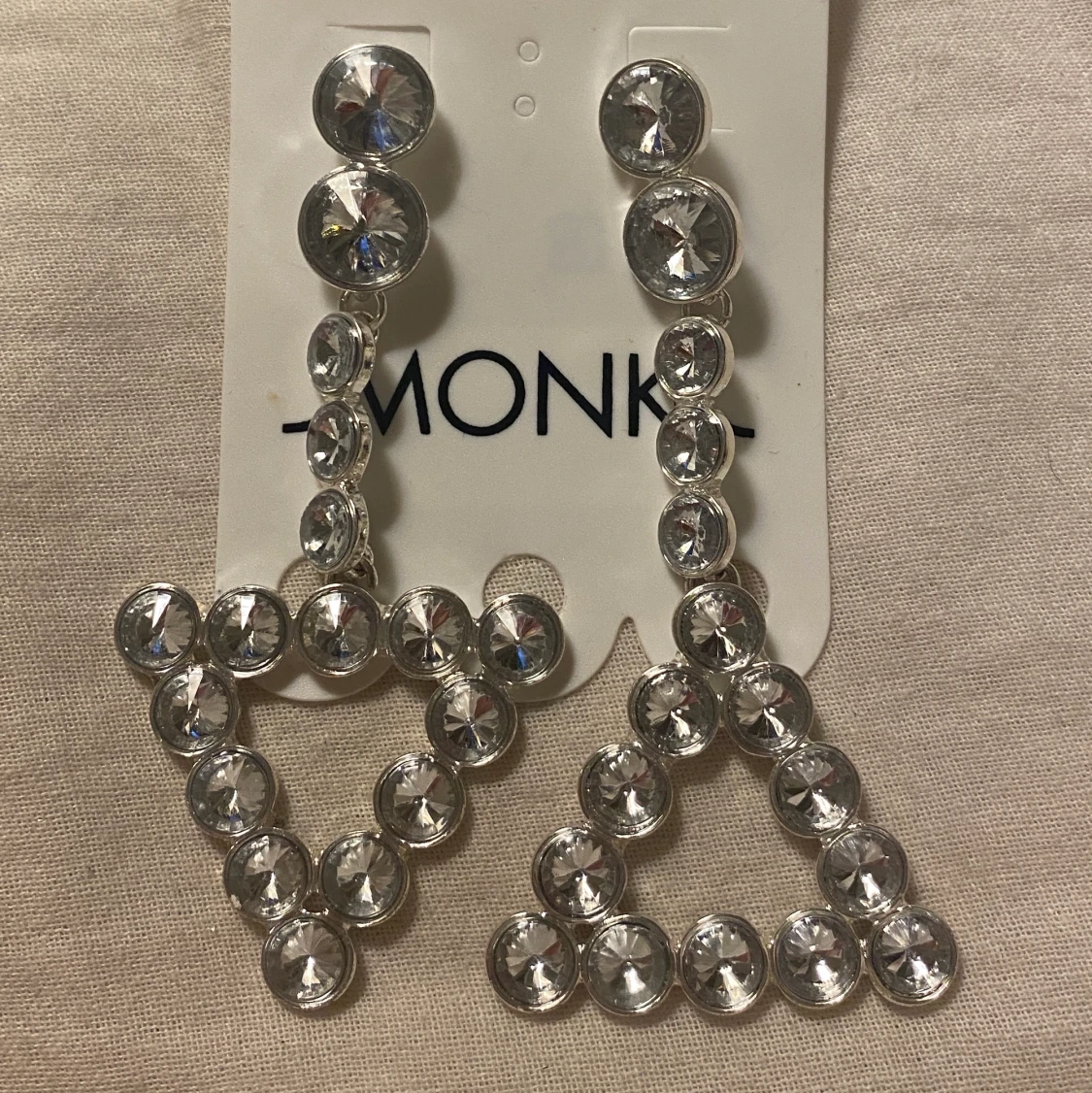 Silvriga örhängen med stenar