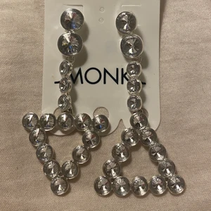 Silvriga örhängen med stenar - Helt nya från monki, ascoola 