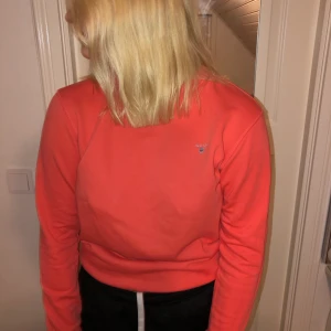 Gant sweatshirt  - Säljer min super fina gant sweatshirt som jag använt väldigt få gånger. Väldigt bra skick och snygg färg. Kommer i stl S men skulle även passa M🧡