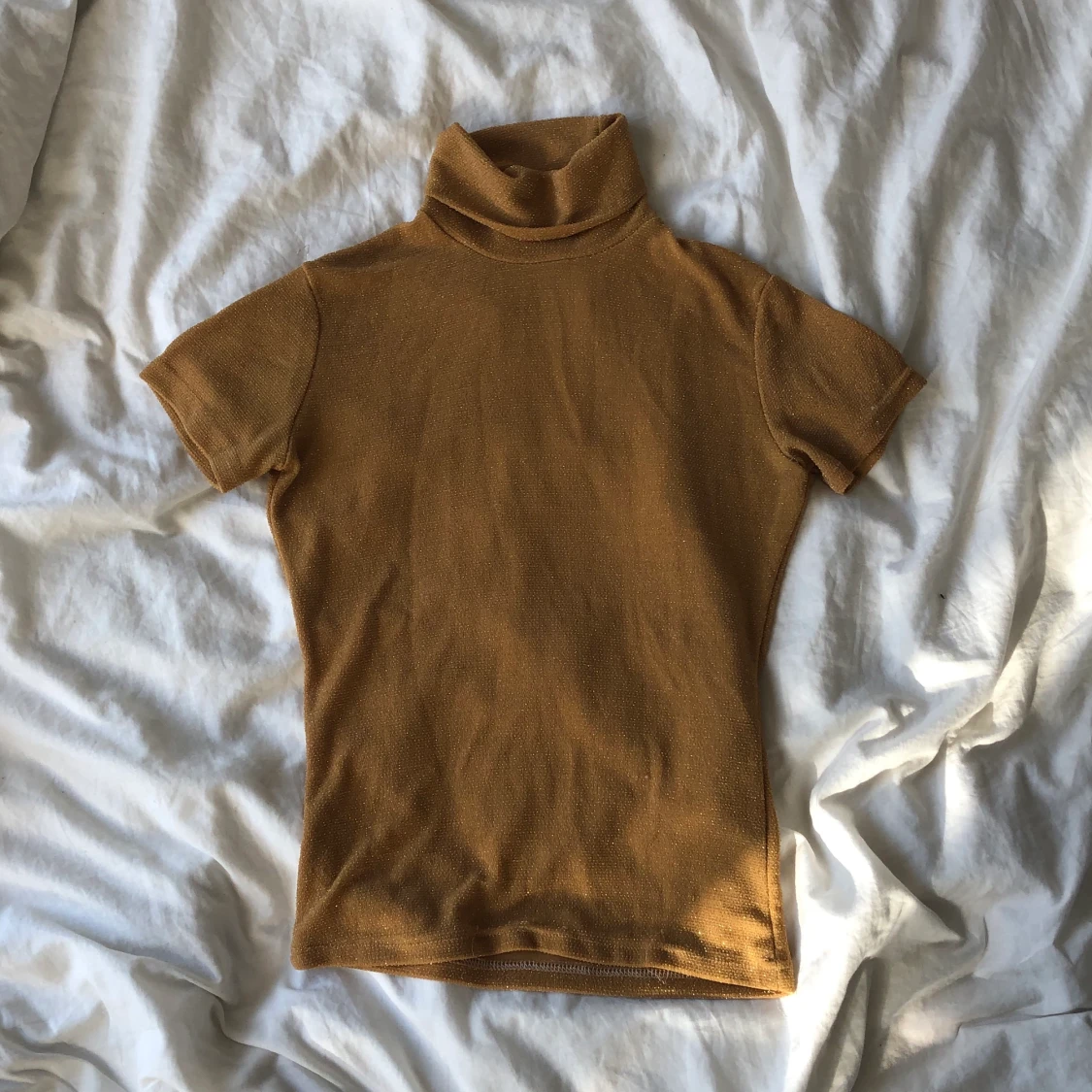 Topp i gult som glittrar