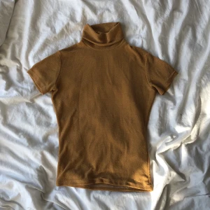 Topp i gult som glittrar - Topp med krage som är köpt på secondhand, sitter så sjukt snyggt på, är guld och glittrar! Kliar inte alls! 