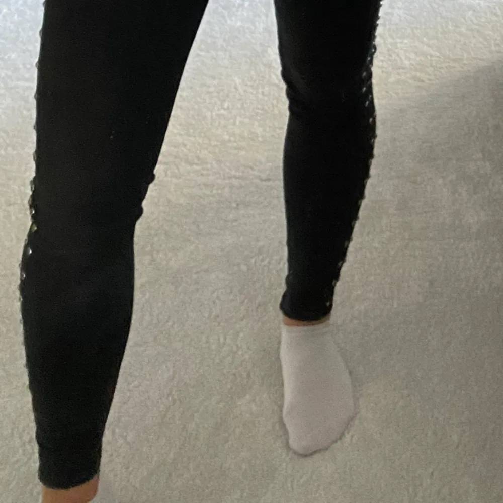 Svart/gråa tighta jeans med pärlor längst benen💖. Jeans & Byxor.