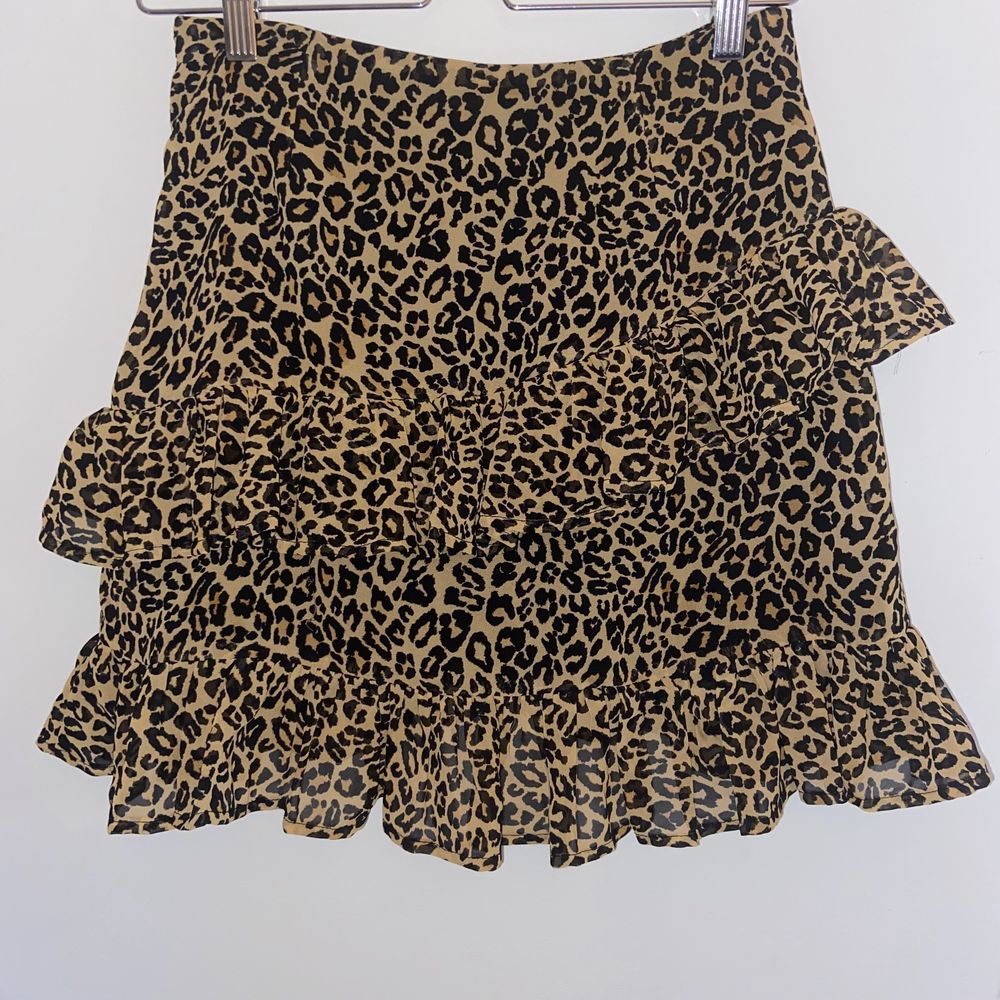 Säljer denna fina leopard kjol med lite volanger. Är en XS men funkar lika bra på en S. Frakt tillkommer 🦋🦋. Kjolar.