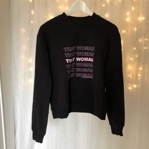 Assnygg svart sweatshirt med rosa ”That Women”-tryck på framsidan från NAKD. Använd ett par gånger, i mycket fint skick. Säljer för 100 kr + frakt. (Tar reda på fraktkostnaden vid intresse.) Pris kan alltid diskuteras. Betalas via swish. 💘