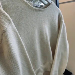 STICKAD - Denna super mysiga stickade tröja från NAKD. Lite croppad men super snyggt. Nypris 249kr använd 2 ggr säljes för 80kr