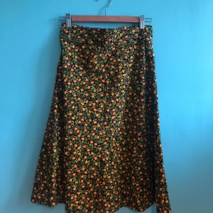 70-tal retro vintage blommig kjol  - Säljer nu denna vackra kjol då jag inte fått användning för den. Den är köpt på vintage-affär och är i mycket gott skick. Storleken är s. Passar också xs beroende på hur högt man vill den ska sitta.