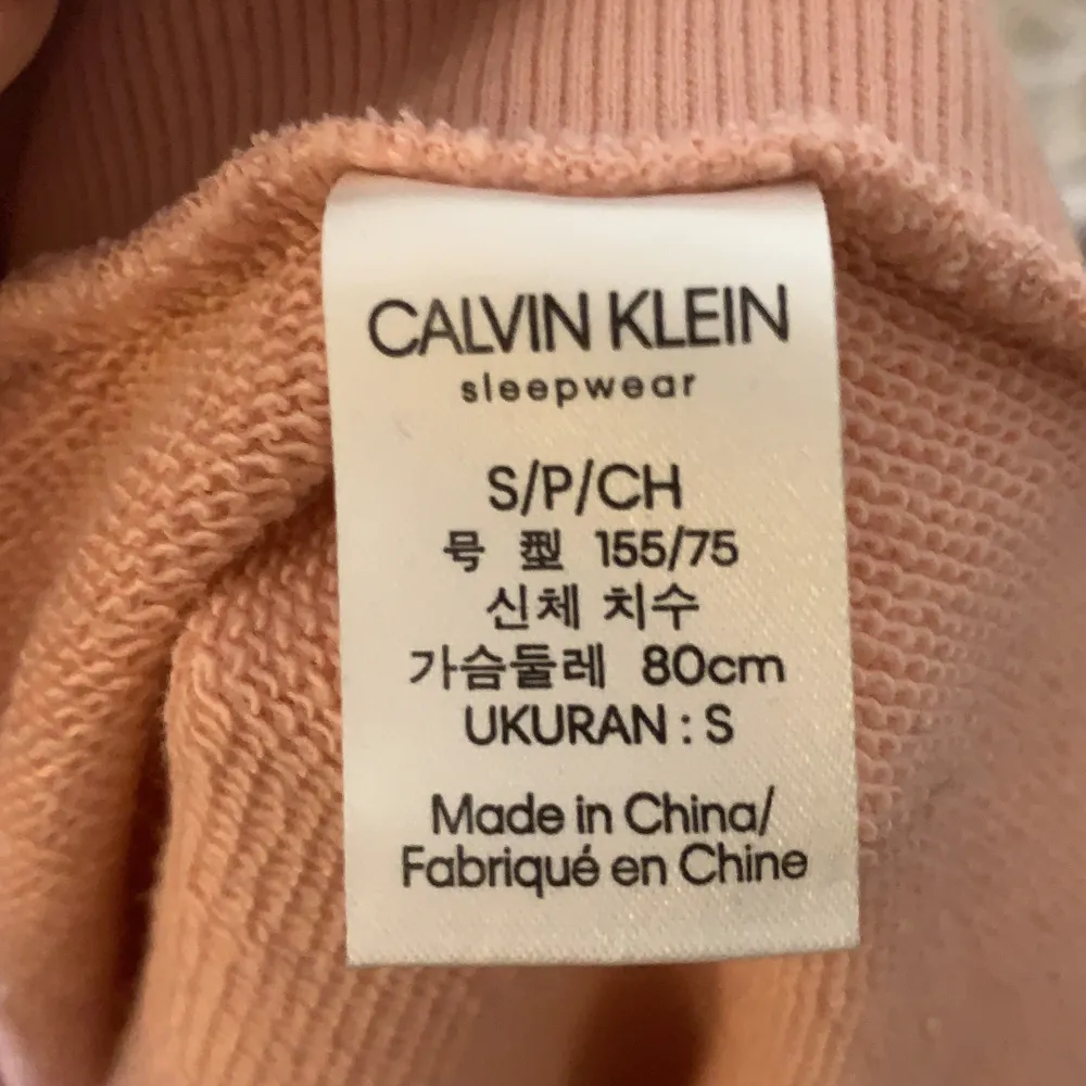 Äkta Calvin Klein set. Storlek S. Tröjan helt oanvänd, shortsen använda enstaka gånger.. Toppar.