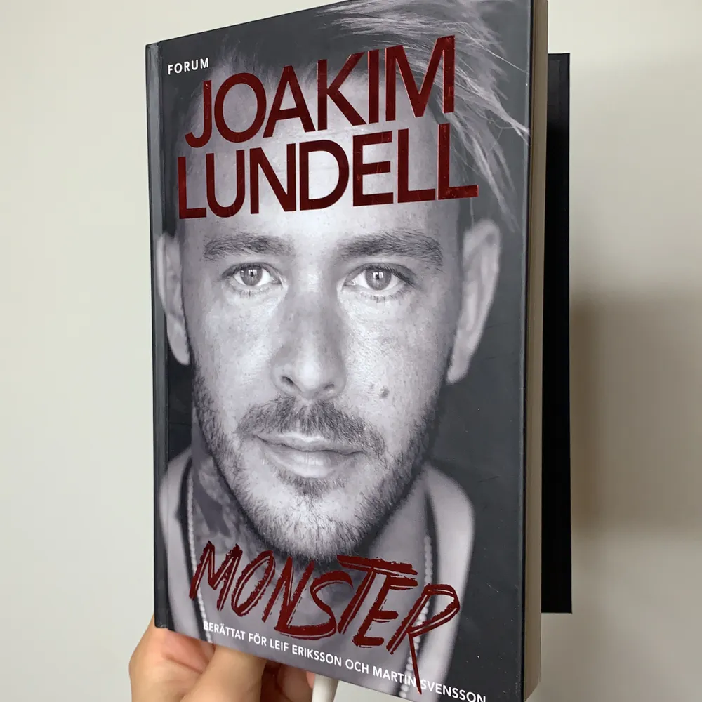 Joakim Lundells bok ”Monster”. Har inte ens öppnat boken. Ordinarie pris 189:-. Böcker.