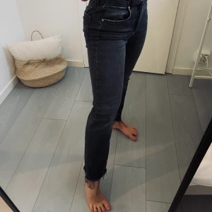 JEANS - Mina favorit byxor ifrån GinaTricot. Säljes för har 2 stycken. Nypris 499kr säljes för 199kr aldrig använda.