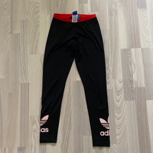 Adidas träningsbyxor  - Adidas träningsbyxor använda en gång. Strl S  Röd/rosa kant vid midjan och rosa adidas logga på båda benen.  80 kr + 22 kr frakt 