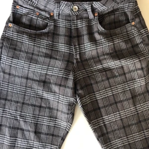 Rutiga byxor - Mönstrade byxor från zalando i storlek S. Dessa är ganska använda men inga skador och i bra skick. Frakt 66kr. 