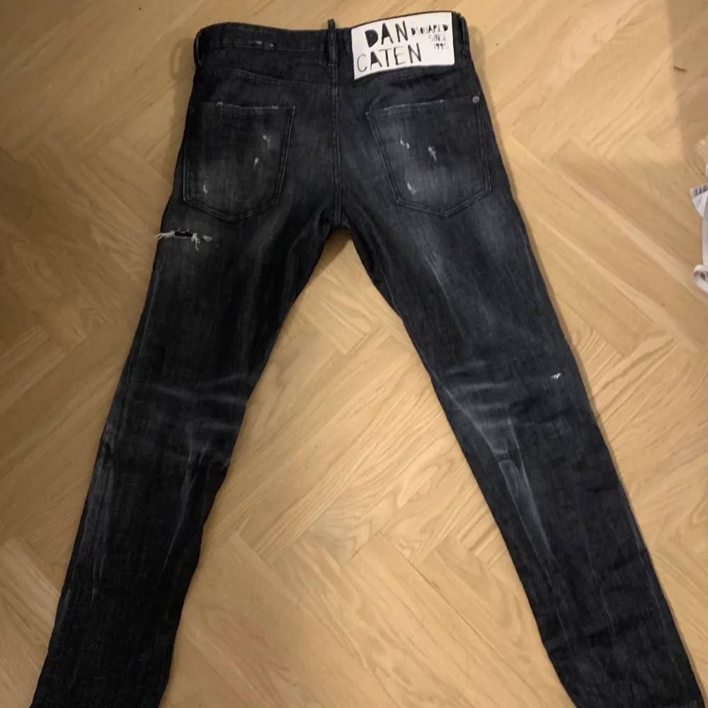 Säljer mina dsquared jeans pågrund av att dem inte kommer till användning. Storlek 46 köpte för ett tag sen och är fortfarande på bra skick. Köpte dem för 4599kr. Säljer dom för 3500 pris kan diskuteras. Jeans & Byxor.