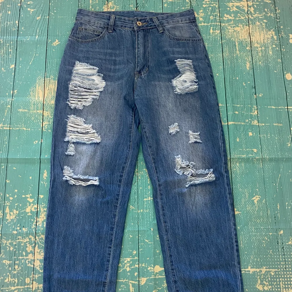 I love these jeans! So cute a little too big for me so I have to part ways. Highwaisted Baggy Style Boyfriend Jeans with distressed hem and elastic band ends. Size Medium waist is 14.38” . Jeans & Byxor.