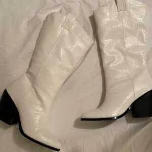 Vita vintage cowboyboots 36 Nelly  - Cowboy boots från Nelly. Använda några få gånger, bra skick! Om fler är intresserad buda i kommentarerna - bud höjs med 10kr! Köparen står för frakten 💫💕 🤠 