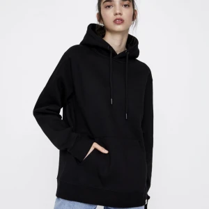 Svart hoodie - Lånad bild som ni ser hör av er om ni vill ha egna. Men de är en vanlig svart hoodie som är lite extra tjock vilket passar bra nu i vinter. Köparen står för frakt kostnad kan också mötas upp i Karlstad.