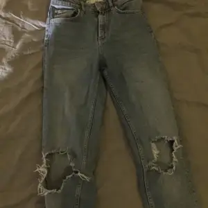 jeans med håll från gina i storlek 34/s