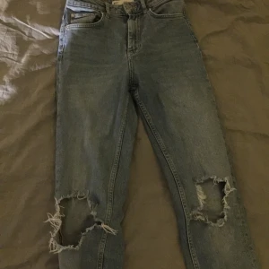 populära jeans från gina - jeans med håll från gina i storlek 34/s