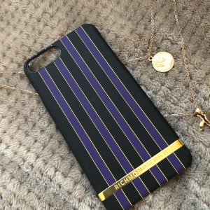 Skal från Richmond&Finch - Säljer ett skal från Richmond&Finch som passar till iPhone 7/8 plus. Skriv för närmare bilder!                                                      Säljer skalet för 50kr + frakt!!🐚🦋💛