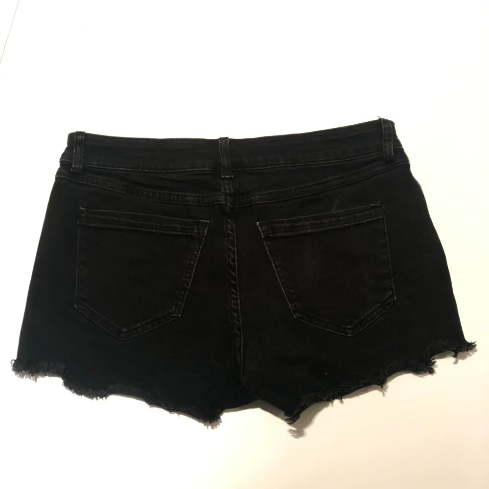 Svarta shorts med slitningar 🦕 Storlek S, säljes pga att de är för små för mig. Mycket gott skick, 70kr + frakt ✨. Kjolar.