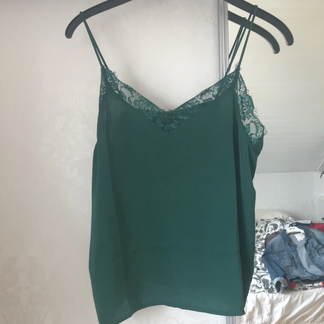 Grönt linne med spetsdetalj  - 91