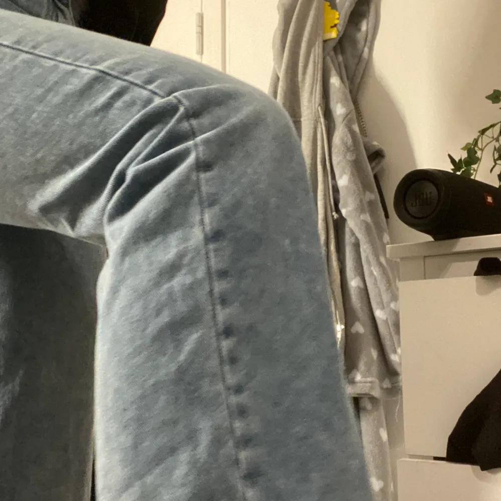 Säljer dessa skit snygga jeans, säljes för dem blivit för små😩 300kr+frakt😙. Jeans & Byxor.