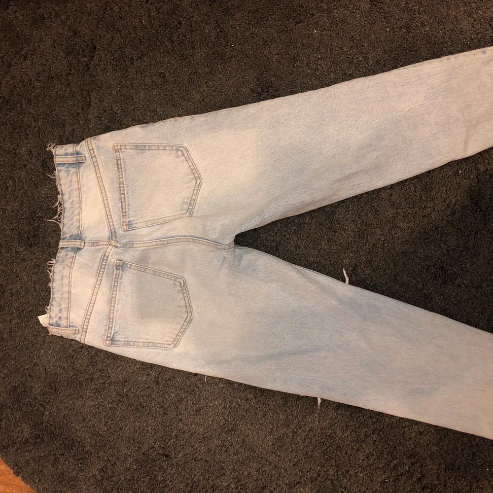 Mom jeans från zara. Använda 2 gånger. Storlek 36. Jeans & Byxor.