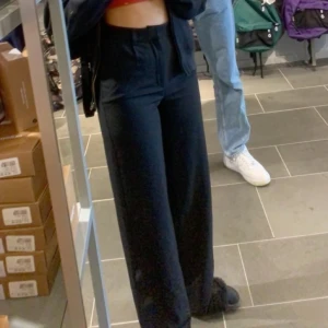 Kostymbyxor  - Säljer mina kostymbyxor ifrån madlady då dom inte kommer till användning längre. Jag är 160 och dessa är lite för långa för mig. Och jag har vanligtvis XS/S men dessa passar mig perfekt och väldigt töjbara 