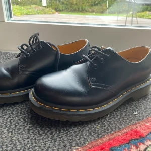Låga dr martens - Säljer mina fina låga dr martens då de inte kommer till användning längre, de har en liter slitning längst fram (se sista bilder) annars är de i väldigt bra skick o är används ungefär 3/4 gånger, nypris 1500kr ungefär. Säljer för 800, jag står för frakten