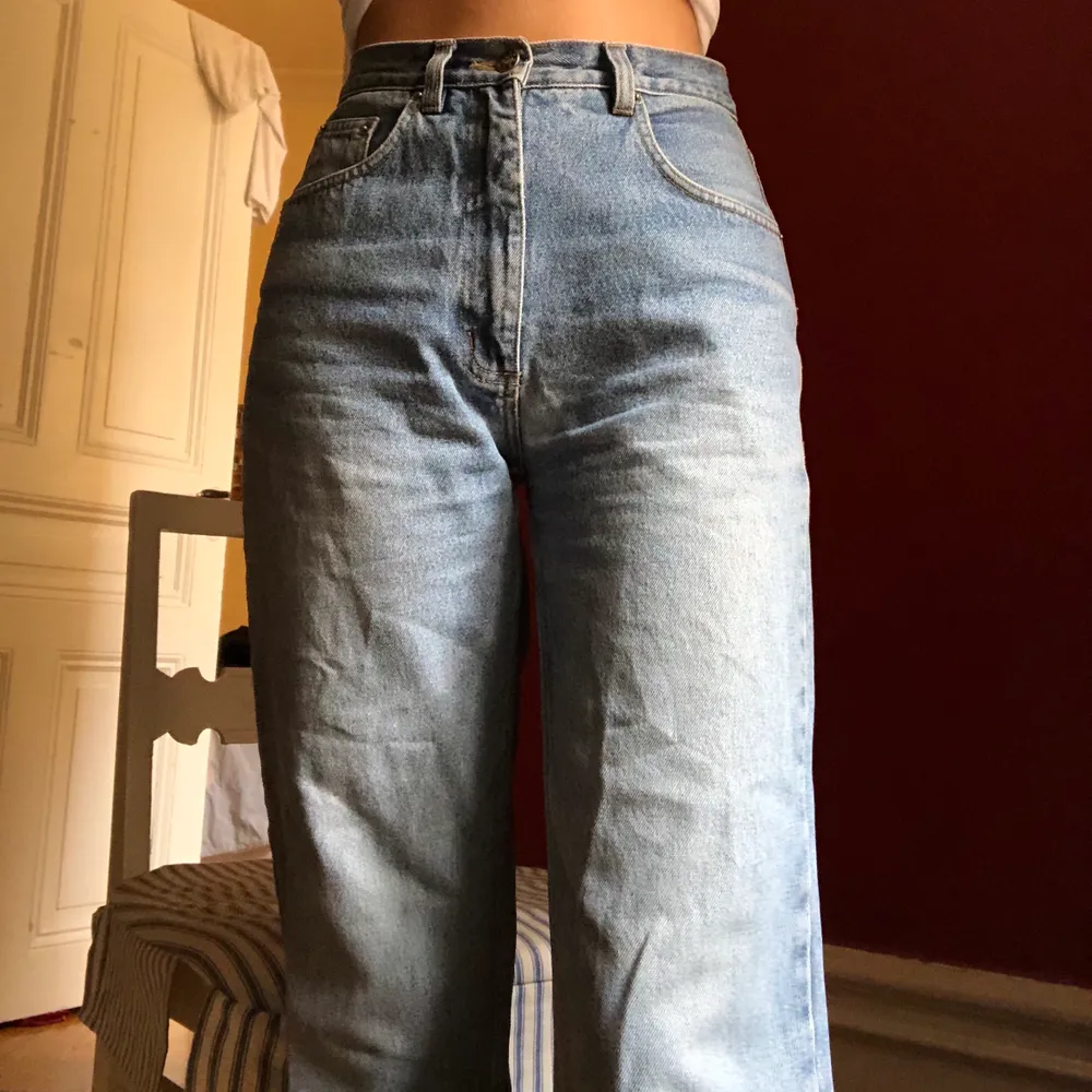 Så fina jeans som är jättesköna! De är i bra skick, dendär bruna lappen som brukar vara på jeans har dock gått av (kolla sista bilden). Jag har s och de sitter superbra! Lite korta på mig som är 173cm. Jeans & Byxor.