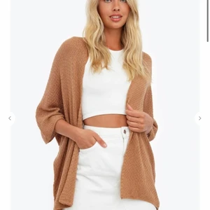 Kofta - Chiquelle - One Size  - Aldrig använd! Kofta ifrån Chiquelle i den rosa färgen (andra bilden) som är slutsåld på hemsidan! Som en small / medium. 