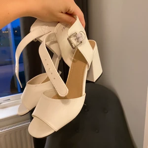 Klackskor - Superfina vita klackskor som endast är använda två gånger! Köparen står för frakt💖Pris går att diskuteras!