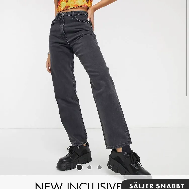 Snygga svarta jeans, något små i storleken så skulle säga att de passar 29-30. Jeans & Byxor.