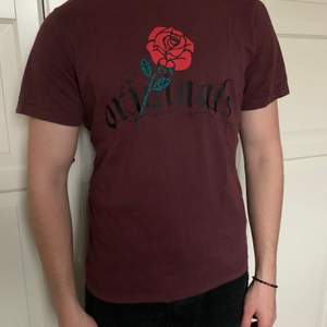 En skitsnygg t-shirt från Jack & Jones med en ros på framsidan.