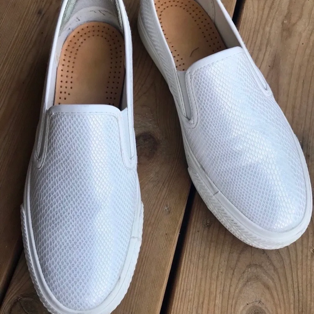Vita fräscha skor med ett lätt skimmer på sig och som är lätta att dra på. Från Vamsko, märke Sowhat. Får tyvärr ingen användning av dom, därför säljs dom. Original pris: 499kr. Köpare står för frakt(99kr)! Storlek: 37 Använt en gång . Skor.