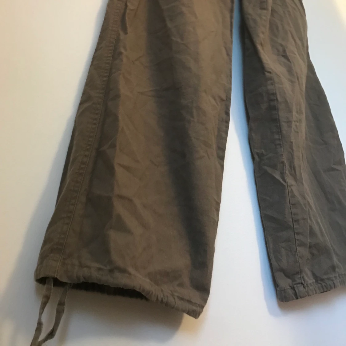 Bruna utsvängda byxor - 91