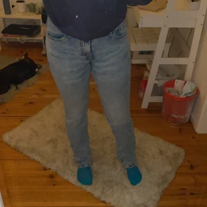 Levis jeans - W30 L32. Knappt använda, köpta secondhand. Väldigt skönt material. Gör till hälen på mig som är 163. 