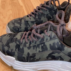 Kamouflage skor - Skor från Nelly i kamouflage 