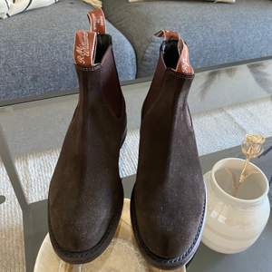 Supersnygga RM Williams bruna läder boots, har aldrig kommit till användning och säljer dem därefter. 