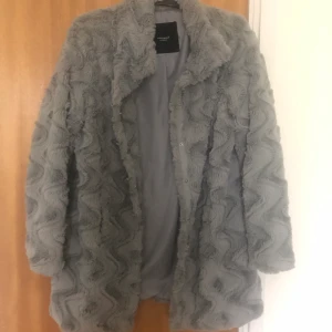 Kappa - Jätte mysig grå kappa från Vero Moda! Använd några få gånger men är som ny. Säljer pga fel storlek , det är en M men den är lite stor 