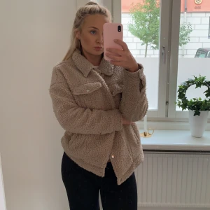 Teddy jacka str 38 - Mysig teddyjacka från Bohoo. Rymlig och man får plats med tröja under. Fungerar för er som är S oxå. Jättemysig jacka som jag tvekat på att sälja men gör det för att jag måste rensa lite. 250kr eller den som budar högst ✨ frakt tillkommer✨