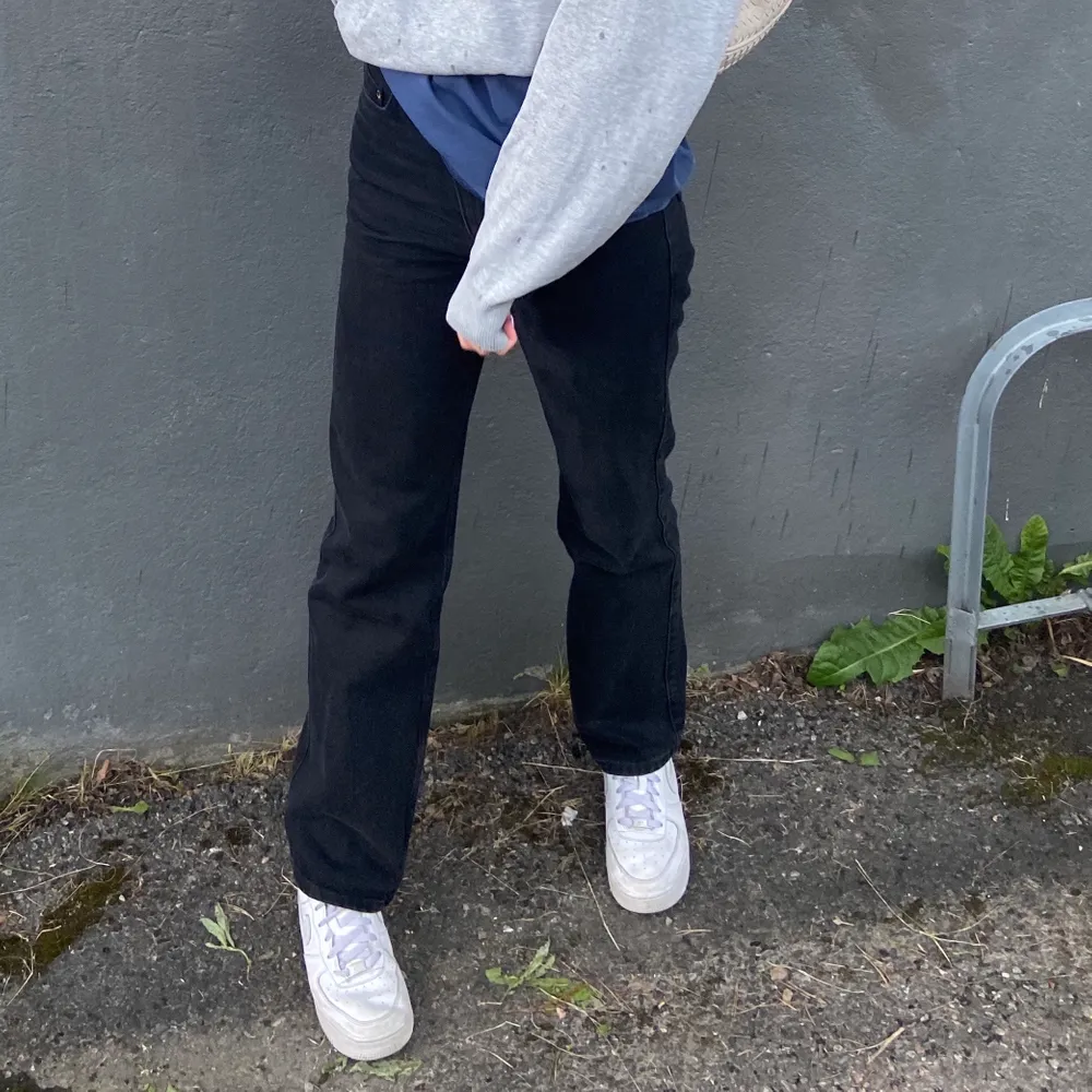 Svarta jeans som ska se lite uttvättade ut från Weekday, använda max 10 gånger. Jag är ca 170 och de sitter bra i längden på mig men säljer pga för tajta för mig. Jeans & Byxor.