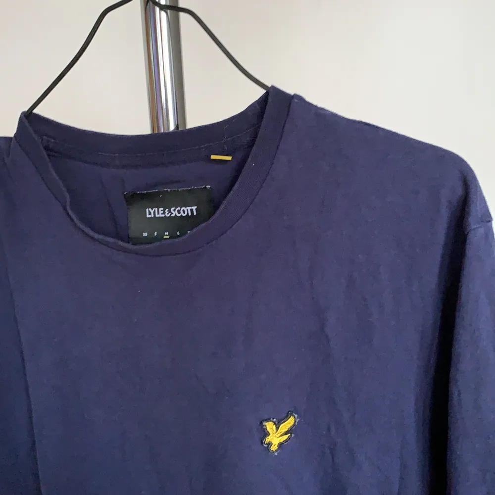 LYLE & SCOTT t-shirt! Marinblå färg, funkar till inprincip allt. . T-paidat.