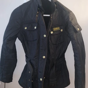 Barbour höstjacka SUPERBRA skick! - Stl 34, svart. Så gott som ny. 