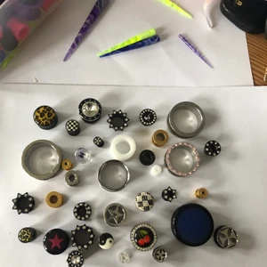 Töj-smycken  - I olika material, kirurgiskt stål, plast och mer. Bris beror på smycke. Från 29kr +frakt. Olika modeller, ex med skruvgänga. Hör av er vi köp och frågor