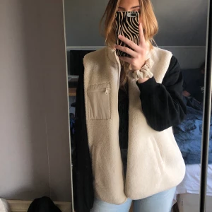 Teddy väst  - Teddyväst, HELT oanvänd med prislapp kvar. Nypris 300kr, buda. Står storlek XL men skulle säga att den passar en oversize S - då det är min vanliga storlek. Köparen står för frakt kan även mötas upp i sthlm 