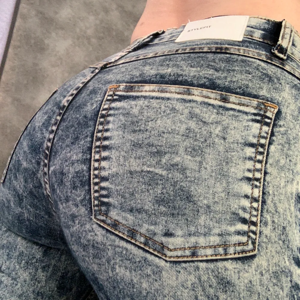 Snygga blekta jeans! 😍 Midjan slutar vid naveln, de är lite ljusare än på bild. Jeansen är stretchiga och så sköna! Inte använda mycket! 💖 . Jeans & Byxor.
